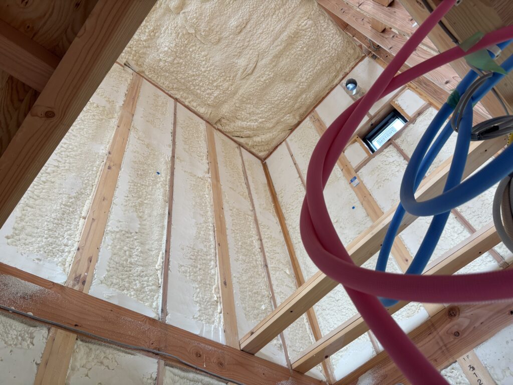 吹付断熱工事を行いました